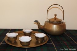 Sárgaréz kávés kanna 4 porcelánbetétes csészével Sárgaréz kávés kanna 4 porcelánbetétes csészével